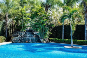 Beautiful Condo wJacuzzi tub Steps to beach